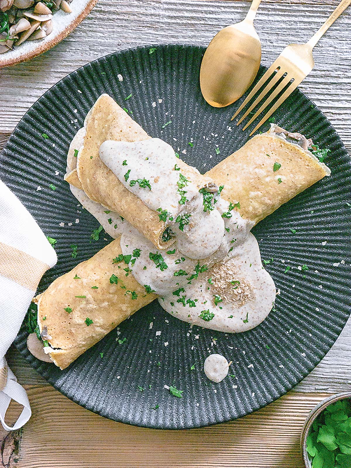 mushrooms crepes with béchamel