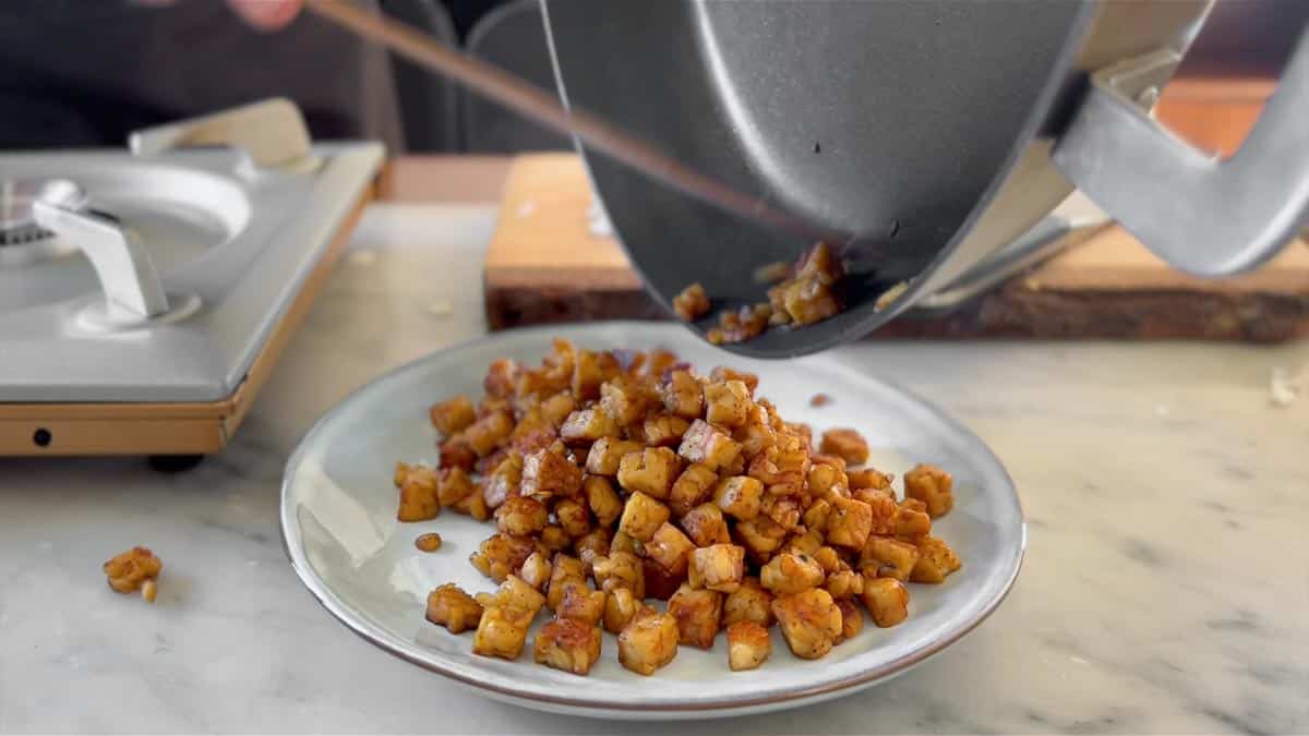 pancetta di tempeh su un piatto