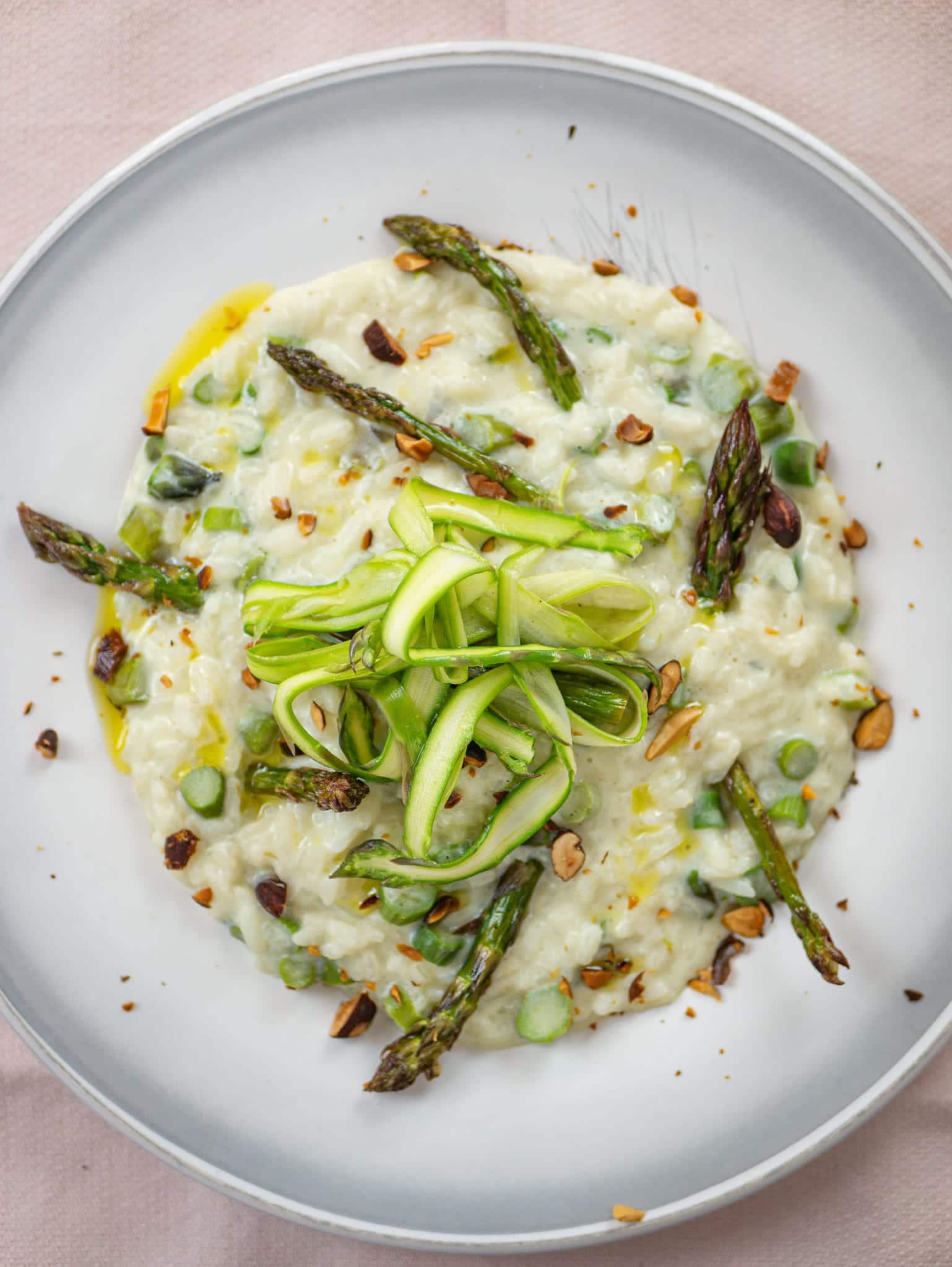 Risotto agli asparagi con tanti asparagi cucinati in vari modi