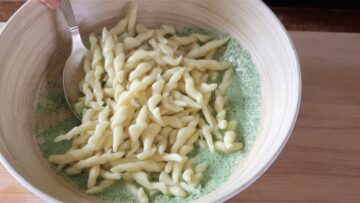 mixing the pasta and the pesto