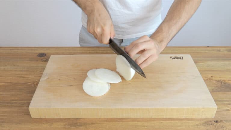 slice the onion into discs.