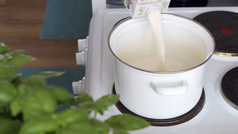 scaldare il latte per la ricotta di soia