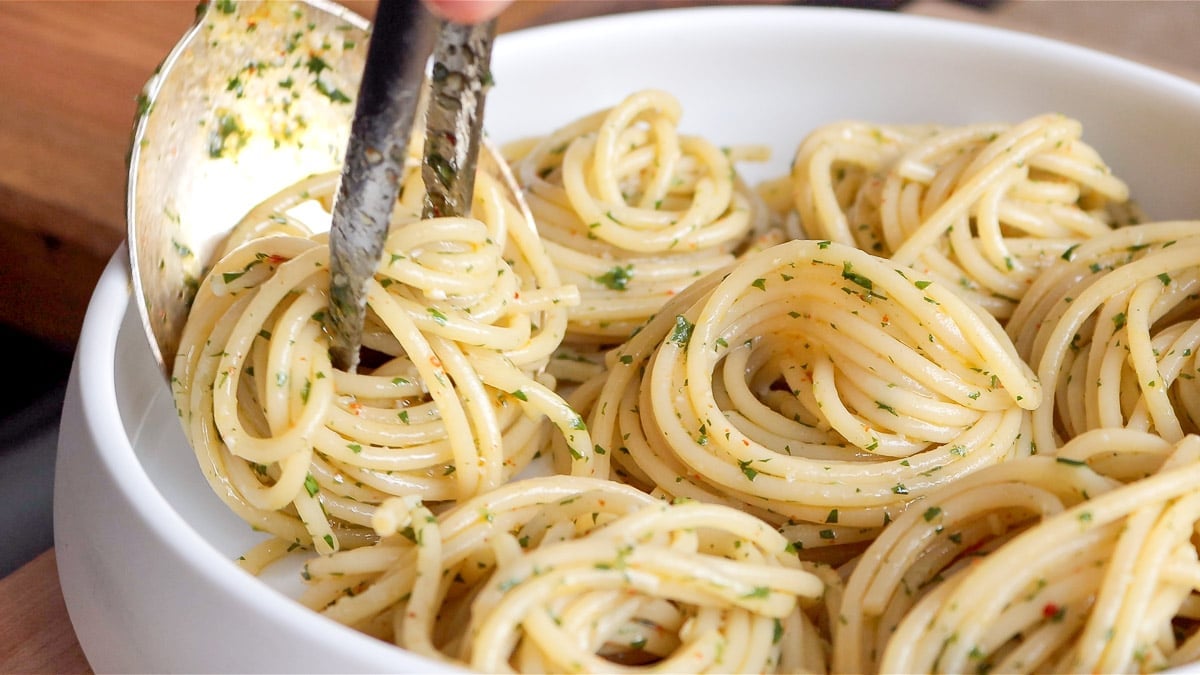 serving the spaghetti aglio e olio