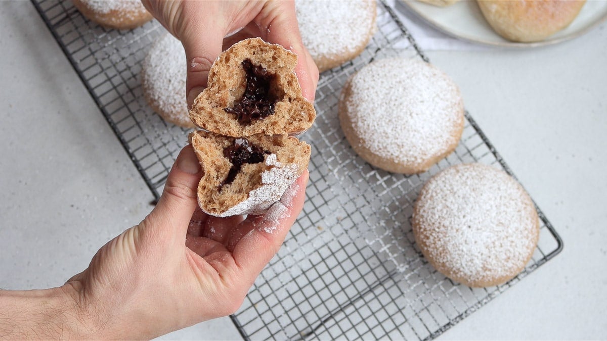 bombolone integrale ripieno di cioccolata fondente