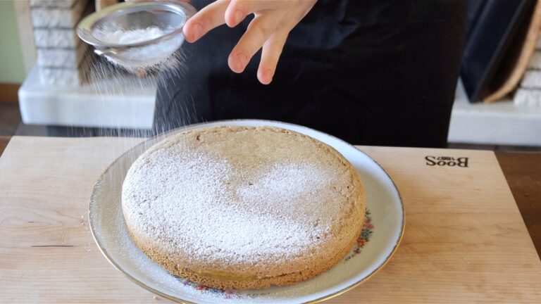 spolverare lo zucchero a velo sopra la torta