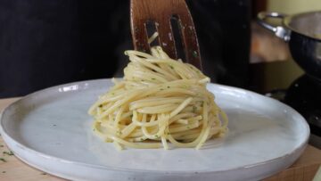 spaghetti conditi con il sugo avanzato dei carciofi alla romana
