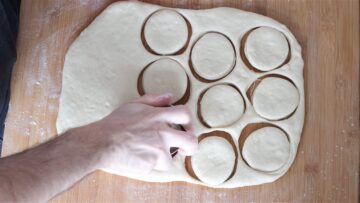 Cut the dough with a pasta cutter into discs