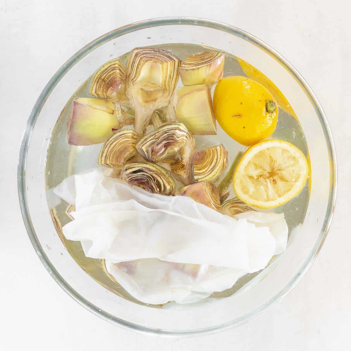 quarti di carciofi in acqua e limone