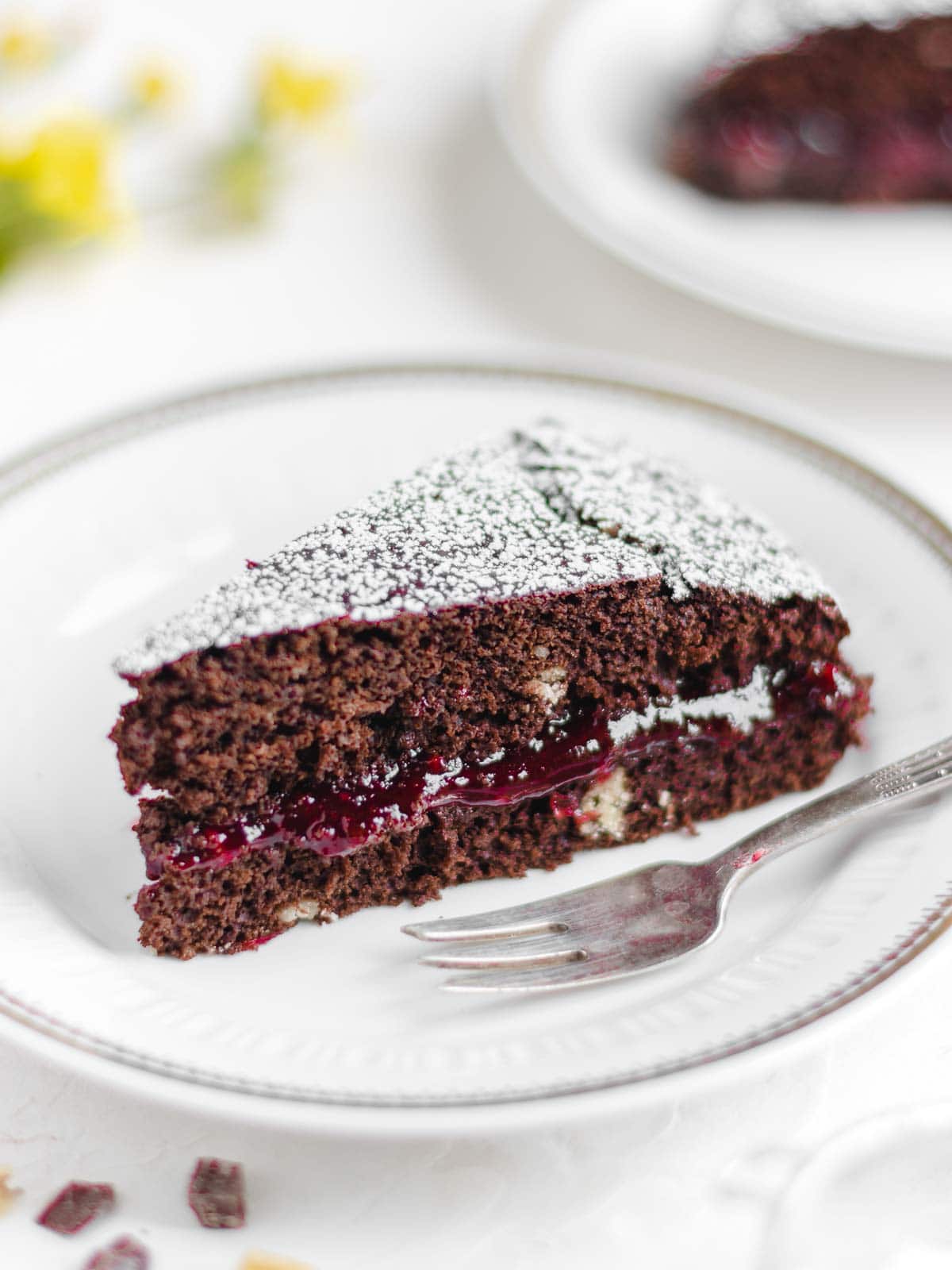 una fetta di torta vegana al cioccolato e amarena