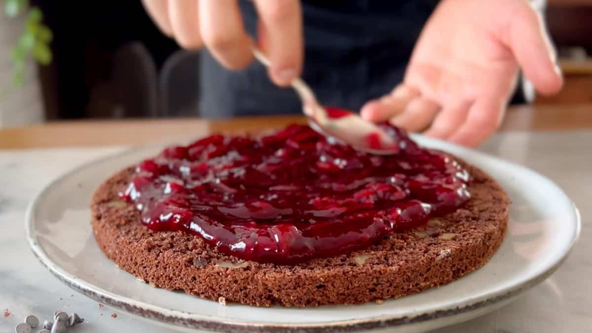 filling the cake with jam