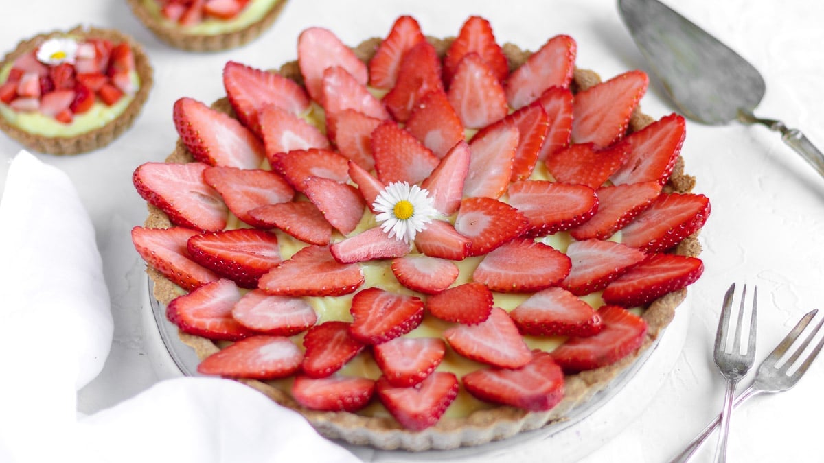 vegan strawberry tart with custard