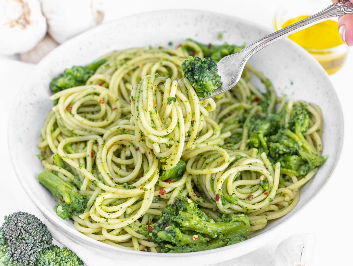 garlic and oil pasta with broccoli (aglio olio and broccoli)