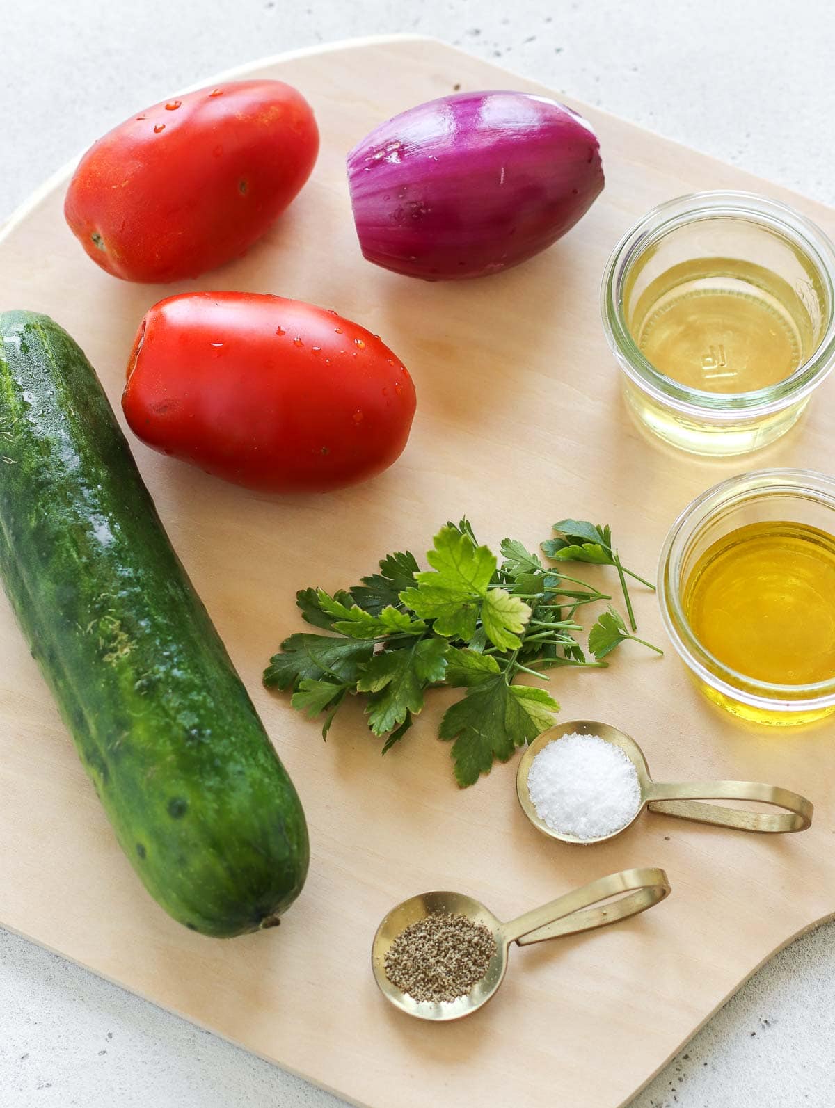 ingredienti per l'insalata di pomodori e cetrioli