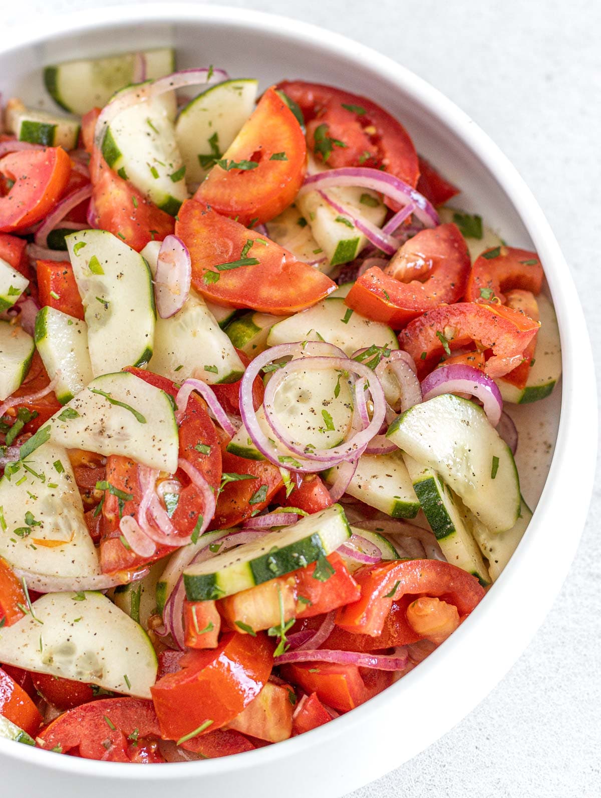 Insalata di pomodori, cipolle, uova sode e menta