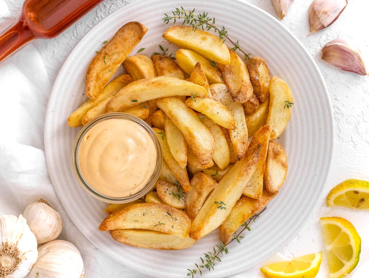 spicy mayo with potato wedges