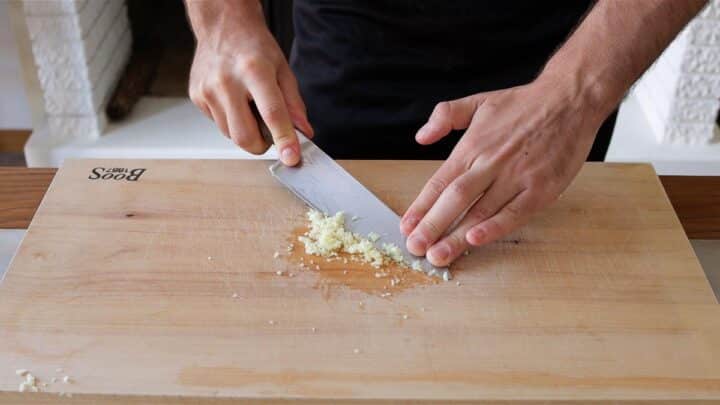 How to mince garlic and garlic paste - Plant Based School