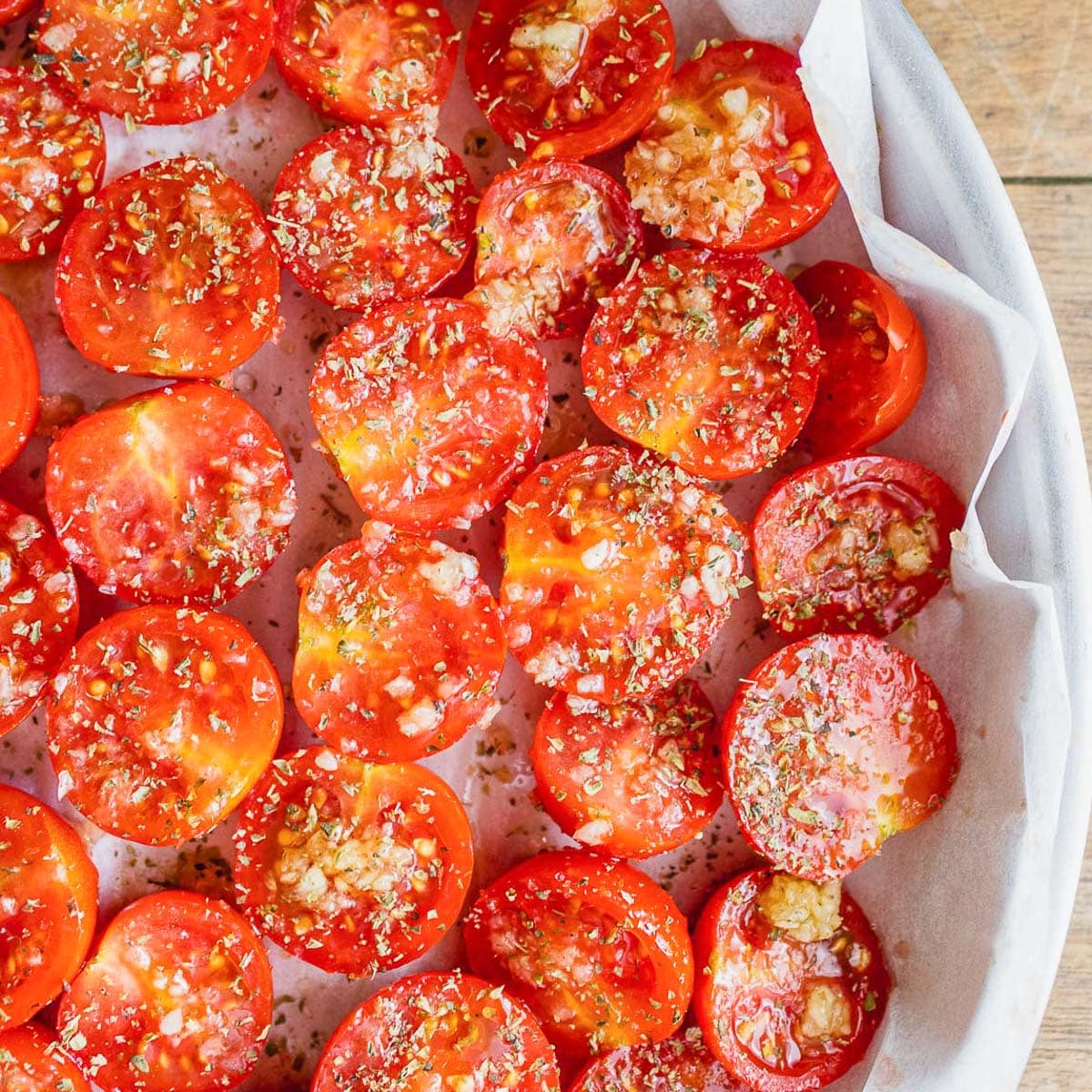 pomodorini con aglio sopra