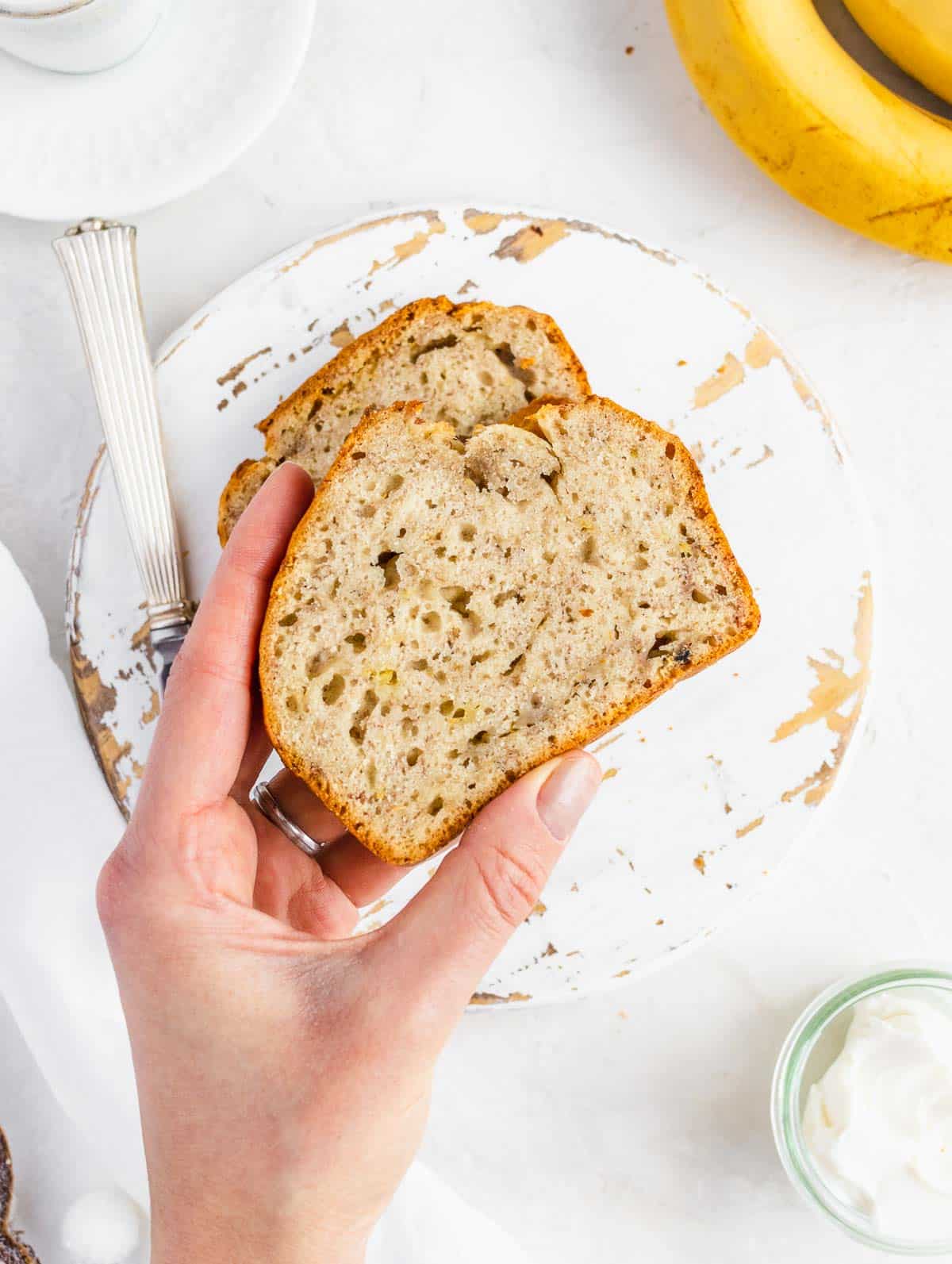 Louise che prende una fetta di banana bread