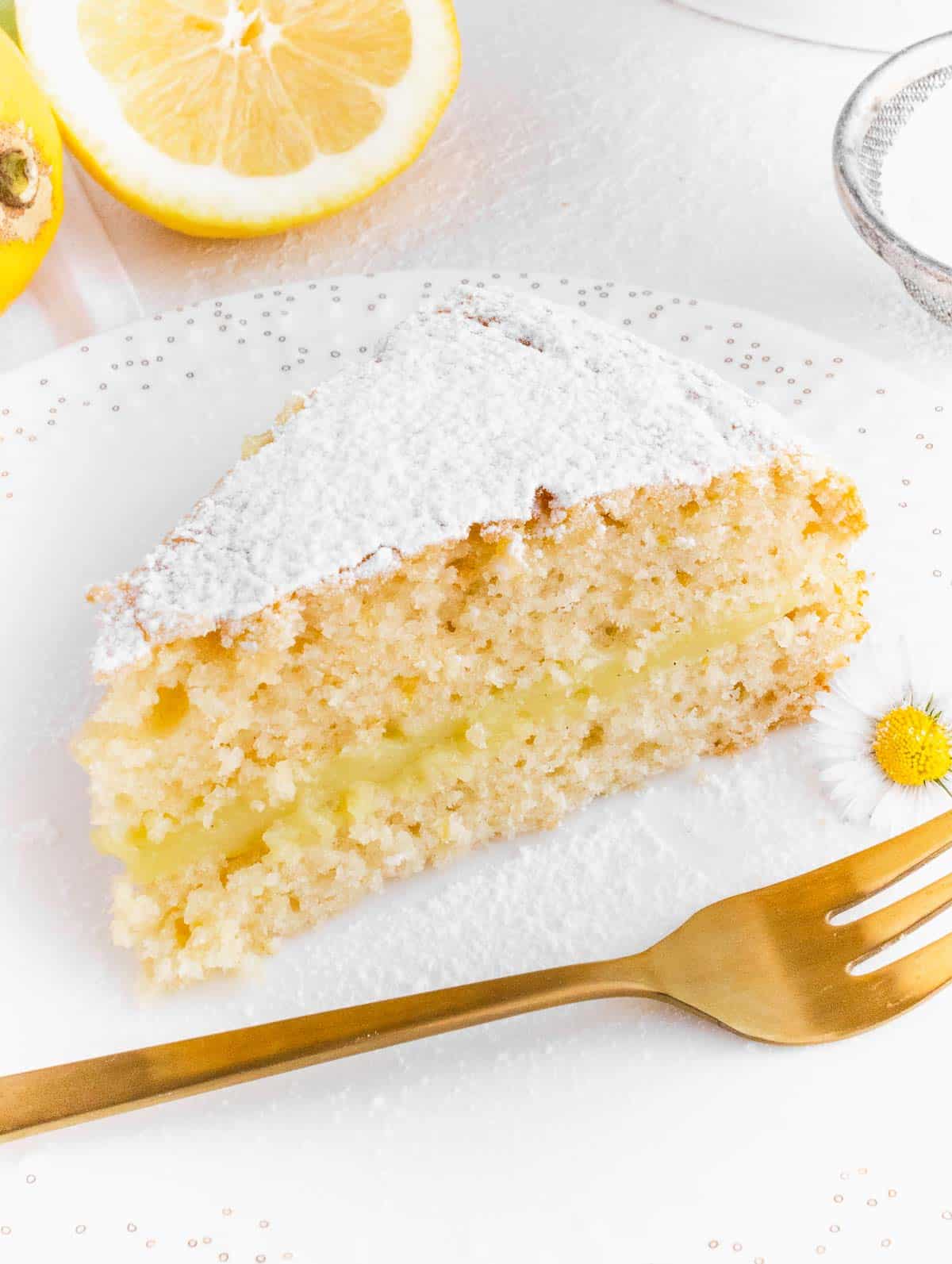 una fetta di torta sofficissima al limone