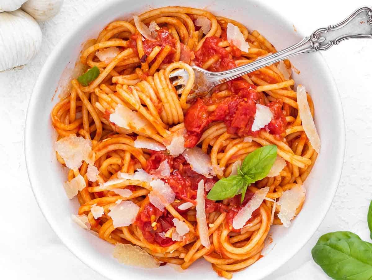 Spaghetti Pomodoro (Tomato Basil Pasta) - The Plant Based School