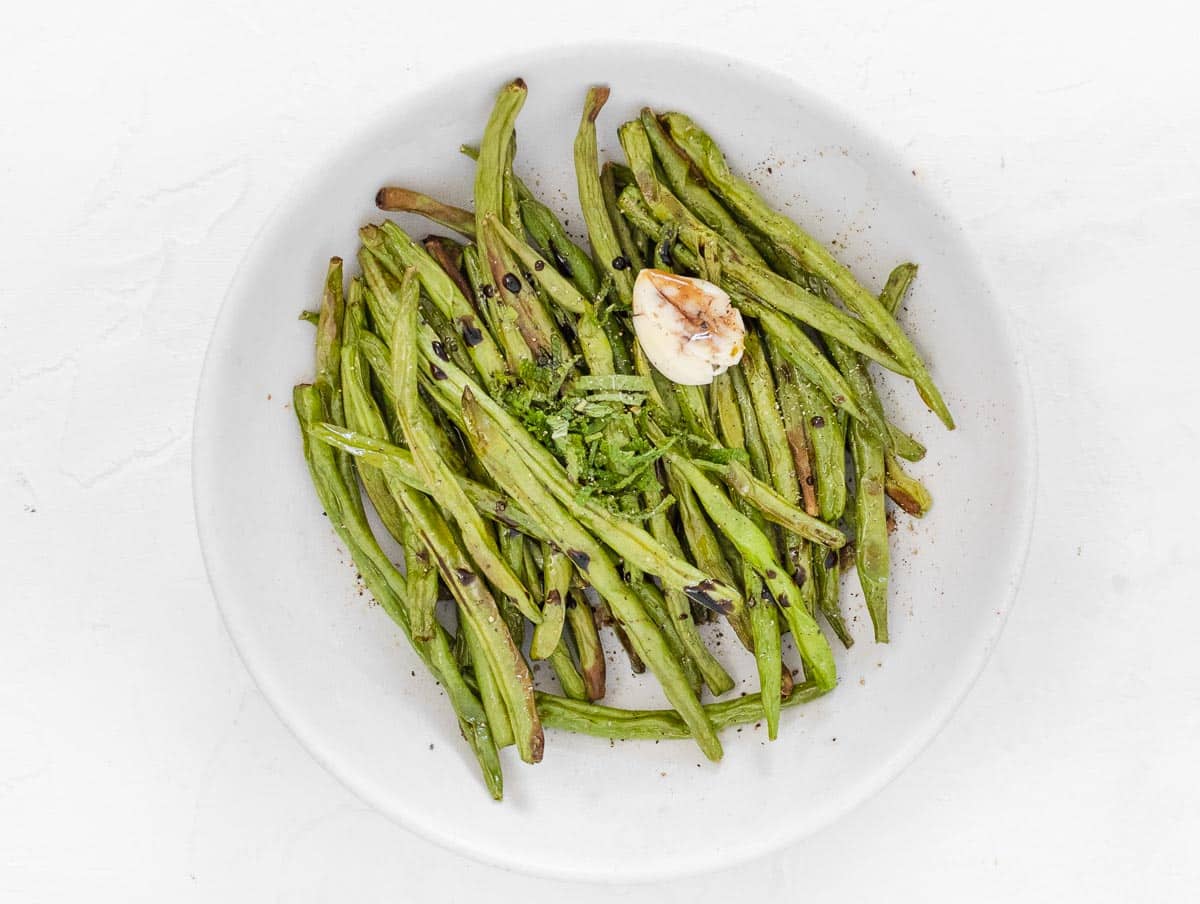 air-fried green beans seasoned with olive oil, garlic, balsamic vinegar, and pepper