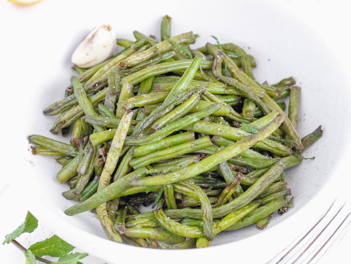 Air fryer green beans in a white bowl