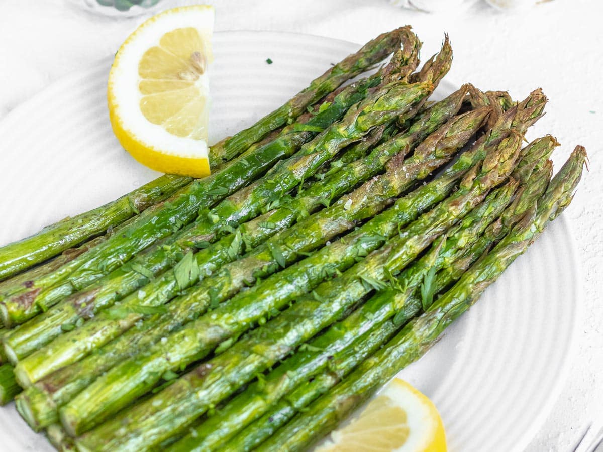 air fryer asparagus served on a plate with lemon
