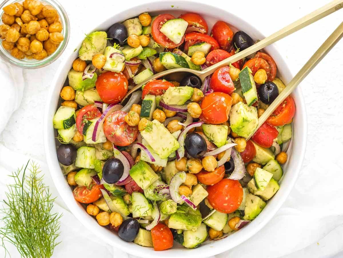 Avocado salad with chickpeas and olives