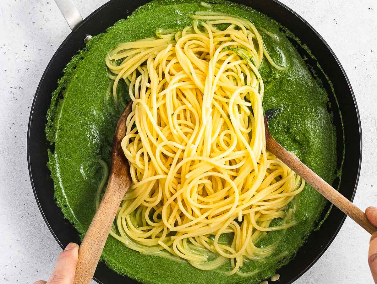 Mix pasta with spinach pesto