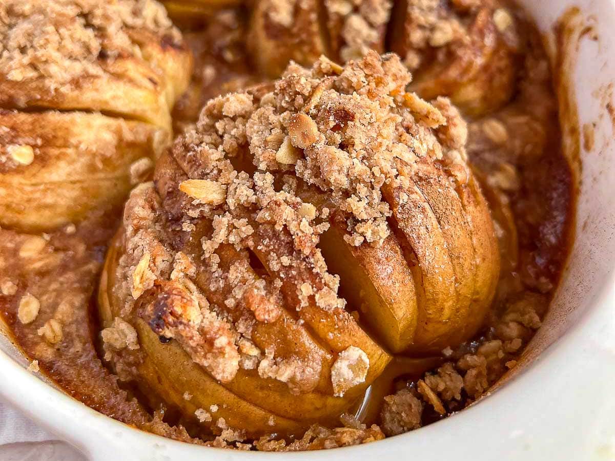 Baked apple with streusel