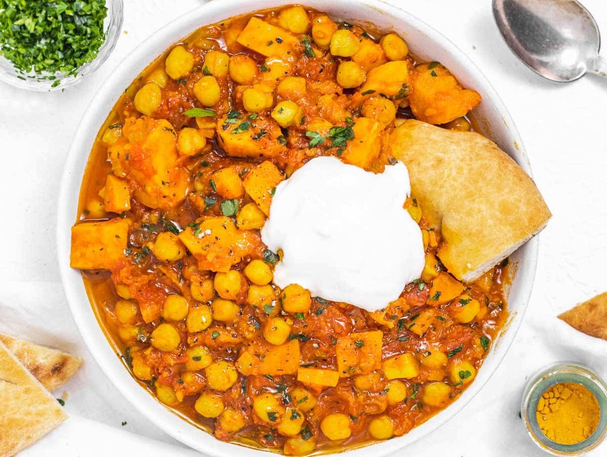 Chickpea Stew with bread and yogurt
