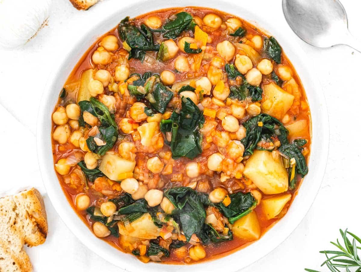 Chickpea soup with spinach