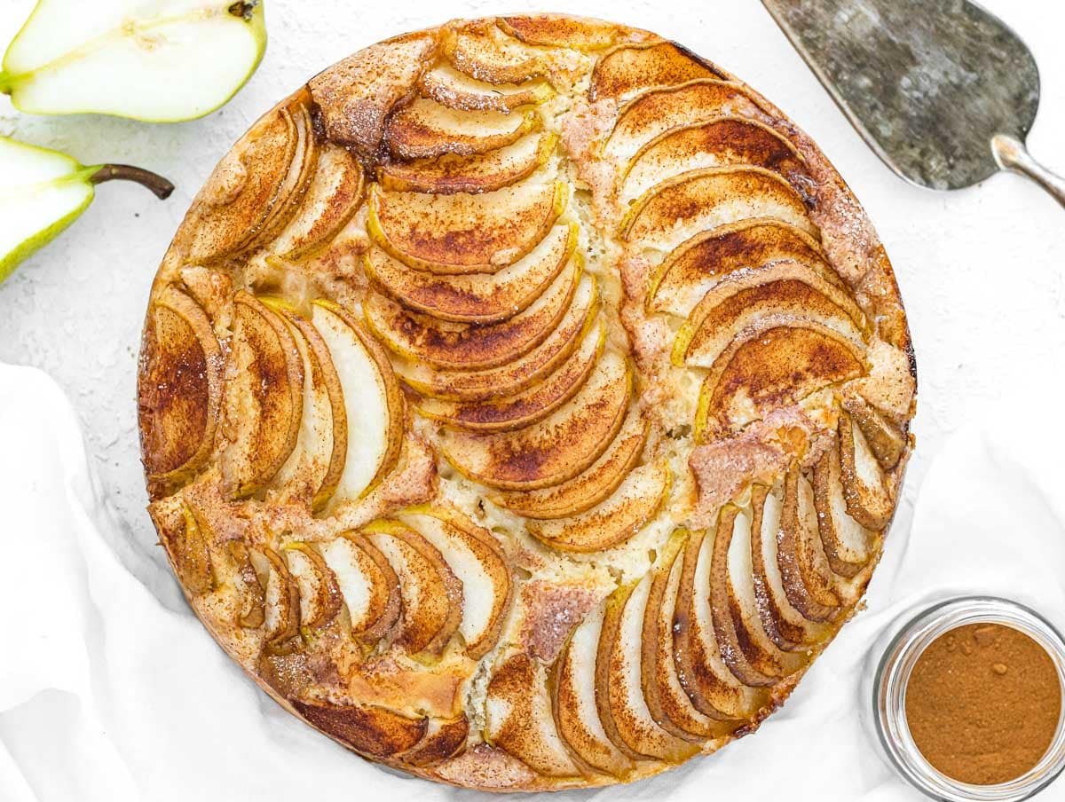 Pear cake with cinnamon and fresh pears