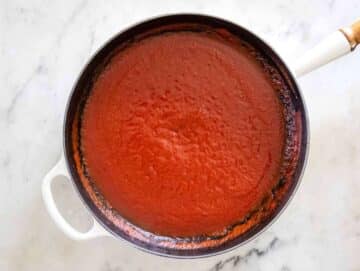 Step picture 1 Tomato sauce in a skillet