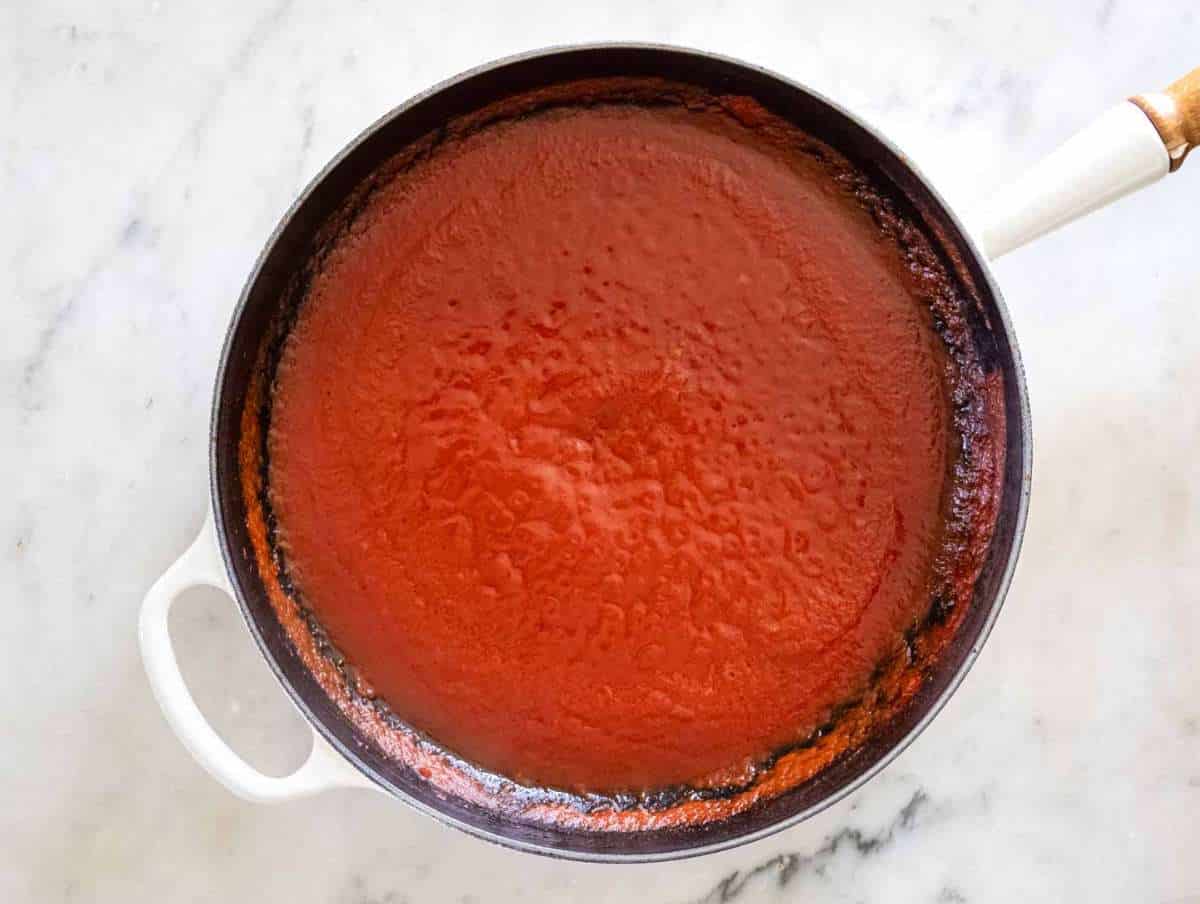 Step picture 1 Tomato sauce in a skillet