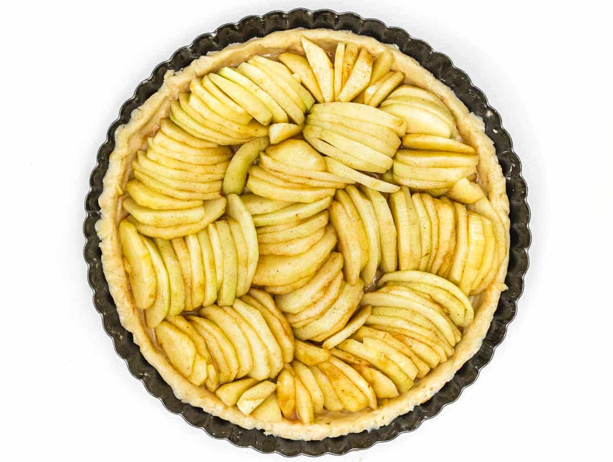 apple slices on top of pie crust