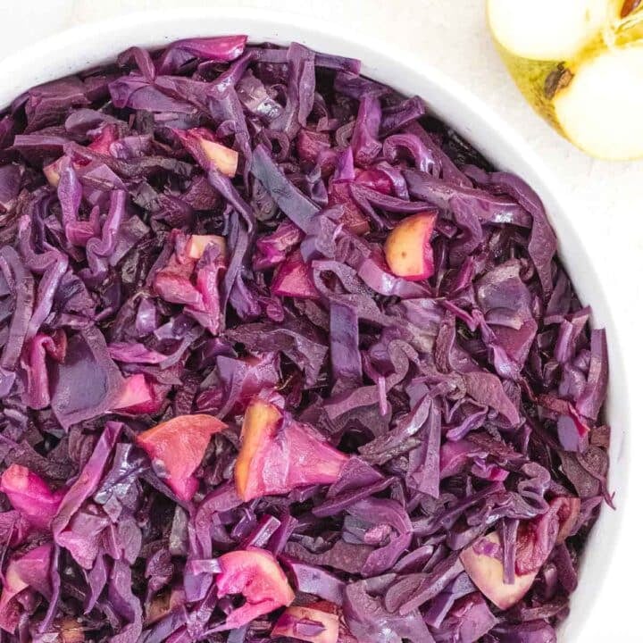 Braised red cabbage with fresh apple
