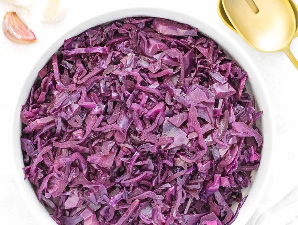 Braised red cabbage with garlic