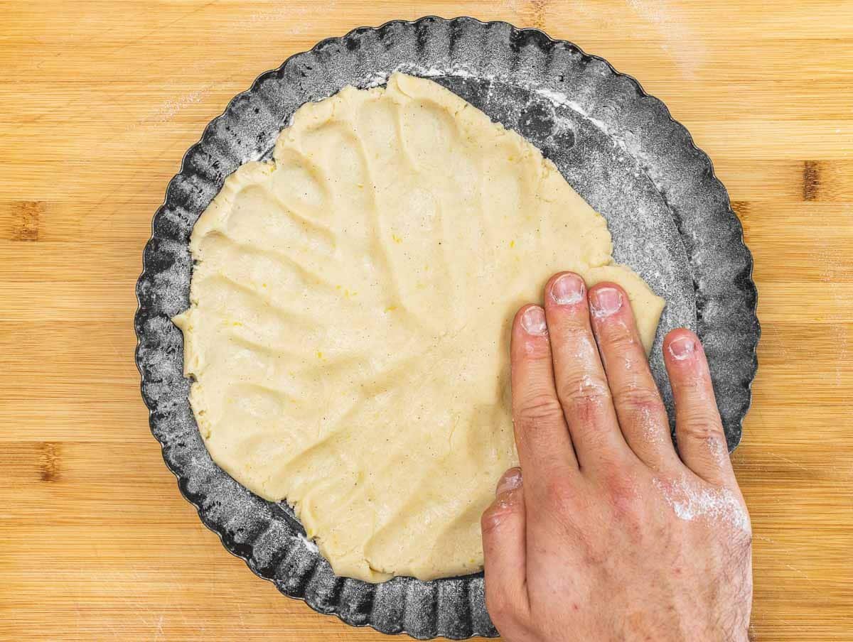 pie crust in the cake pan