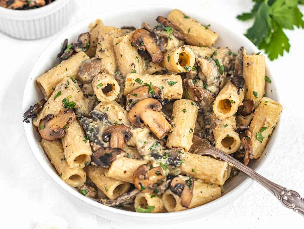 mushrooms in hummus pasta