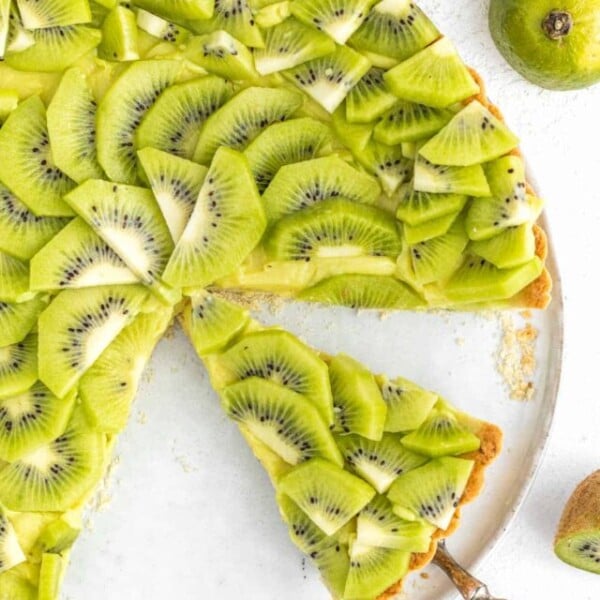 Kiwi pie with slice