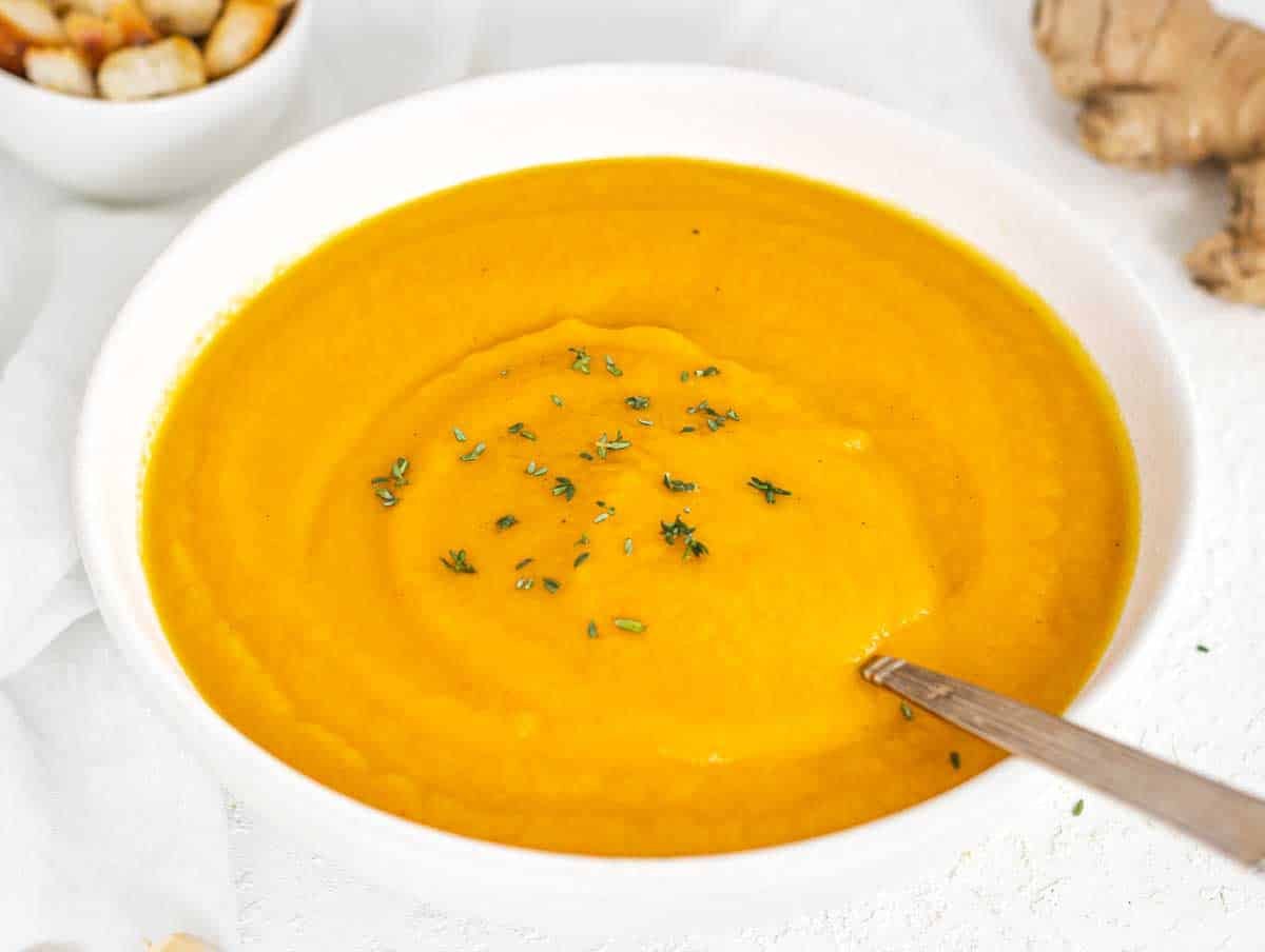 Carrot soup with thyme