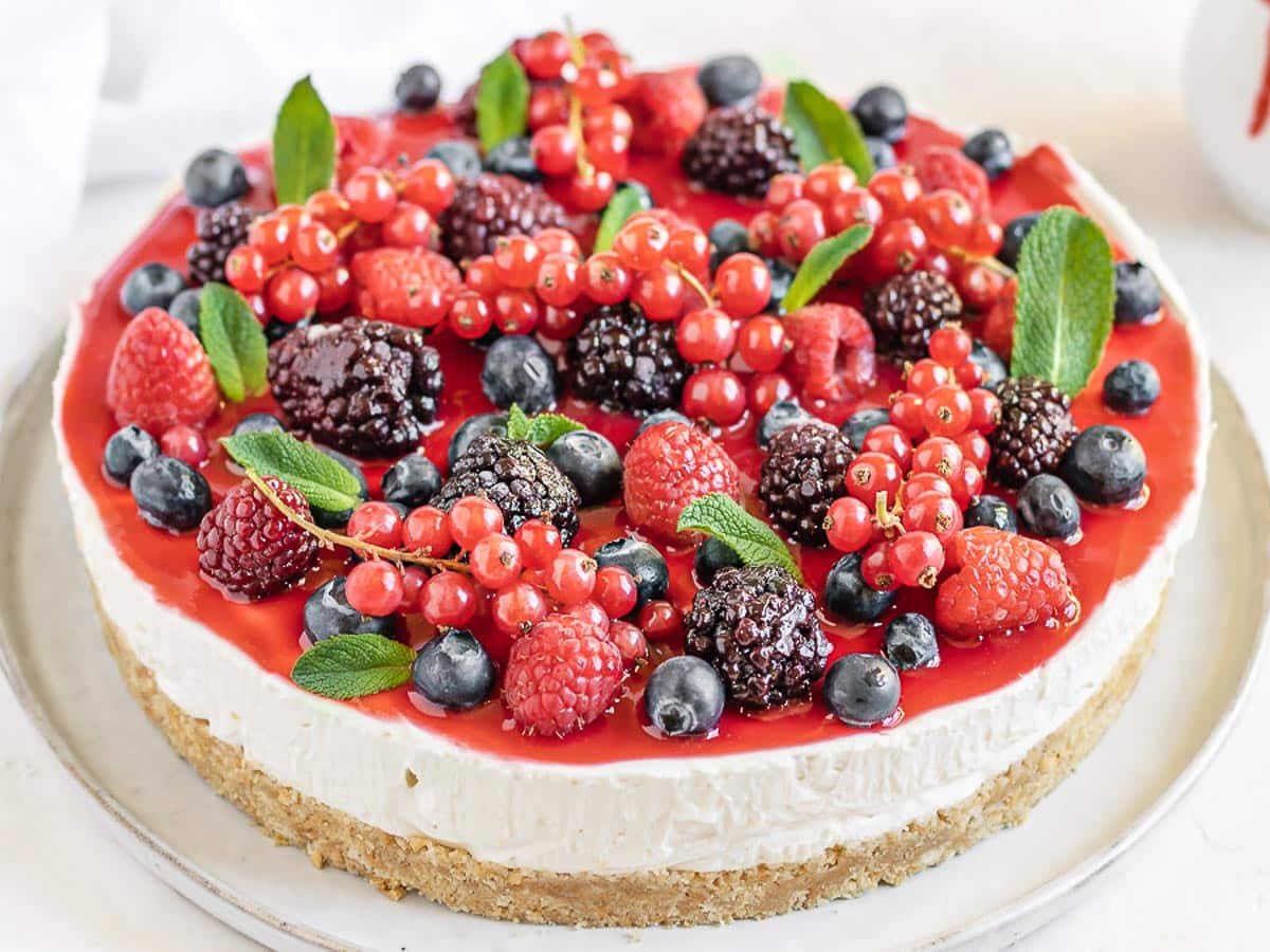 Vegan cheesecake with berries
