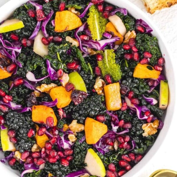 Kale salad with apple and pumpkin