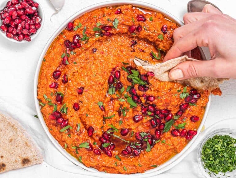 25 Easy Potluck Ideas for Gatherings & Cookouts