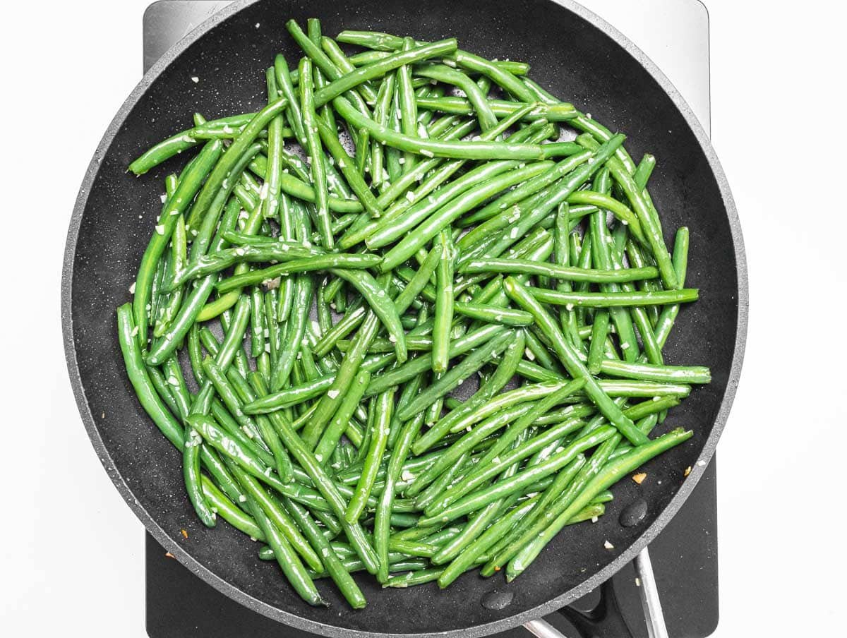 green beans in a black pan