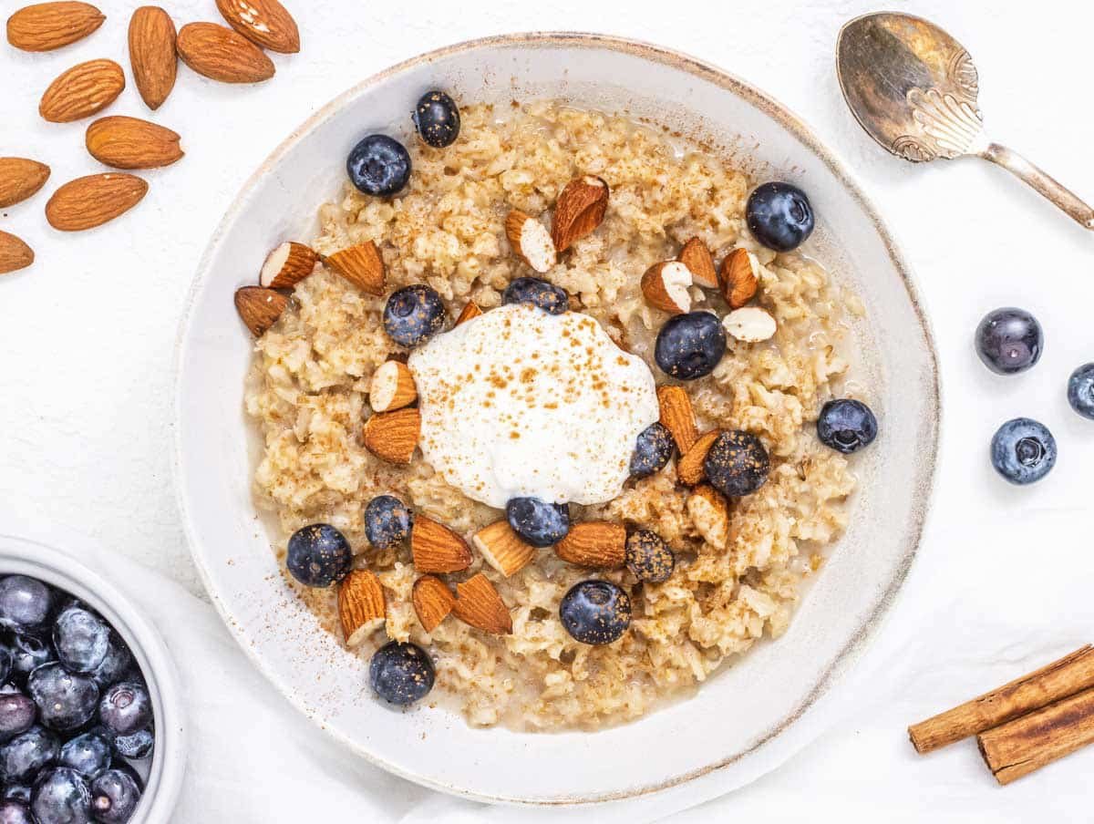 Oatmeal with almonds and blueberries