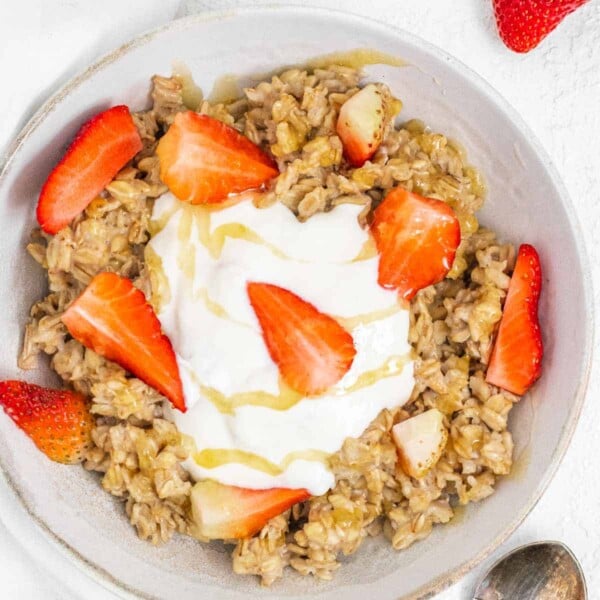 Oatmeal with yogurt and strawberry pieces
