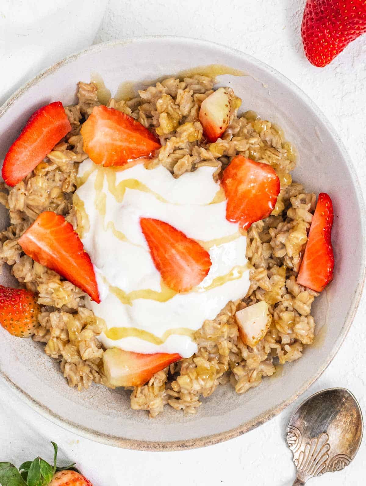Oatmeal with yogurt and strawberries