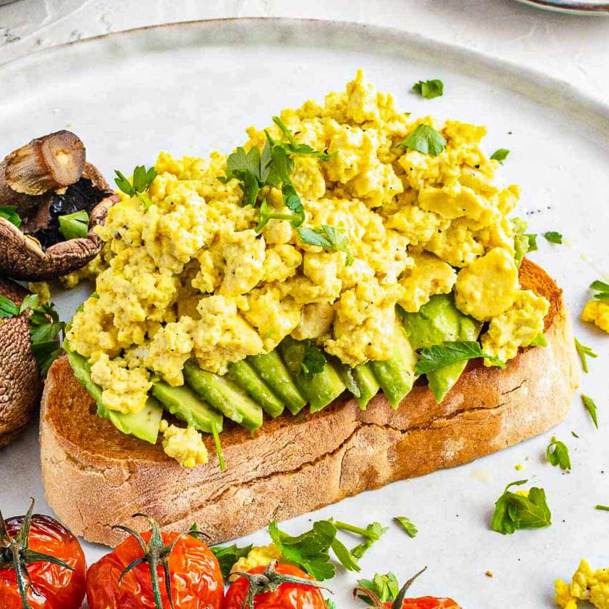 Tofu scramble on bread with vegetables